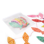 ☆ handgemachte Papiergirlande mit bunten Fischen und Kreismustern-ein nachhaltiges, dekoratives Highlight, teils im transparenten Zip-Beutel, teils ausgebreitet.