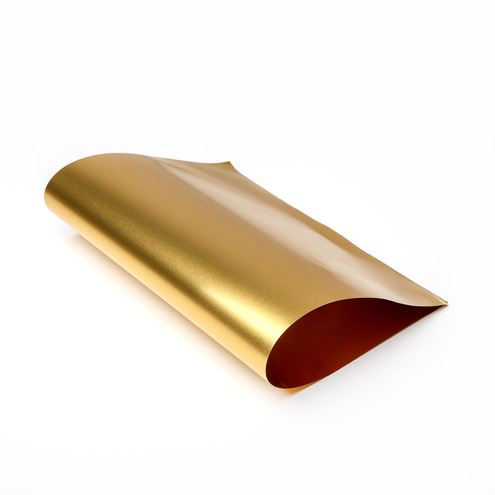 Eine goldglänzende Prägefolie aus Aluminium von Alexandra Renke, gewellt auf weißem Hintergrund - ideal für Bastelarbeiten oder um goldene Akzente zu setzen.