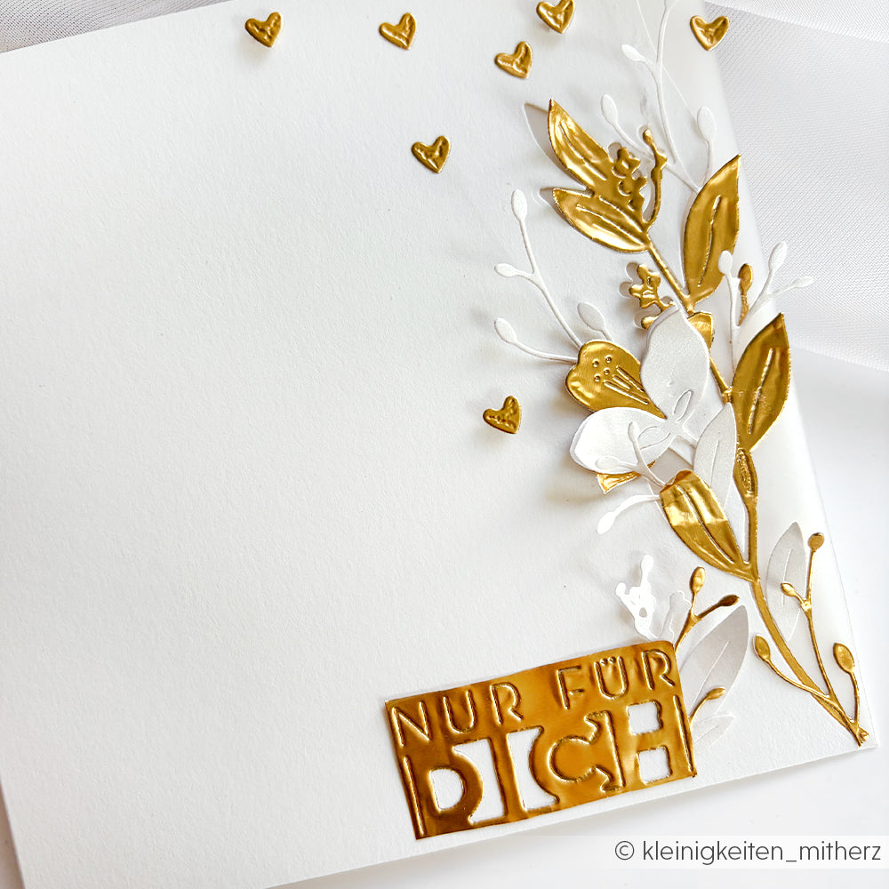 Weiße Karte mit goldenen Herzen und geprägten goldenen Blättern mit dem Prägefolder von Alexandra Renke sowie "NUR FÜR DICH" in goldener Alufolie als Akzent am unteren Rand.