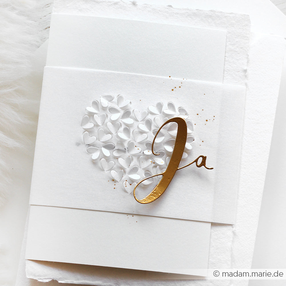 Elegante Hochzeitskarte von Alexandra Renke mit einem 3D-Papierblütenherz, goldener "Ja"-Schrift und goldenen Akzenten auf strukturiertem Papier - perfekt für anspruchsvolle Bastelprojekte.