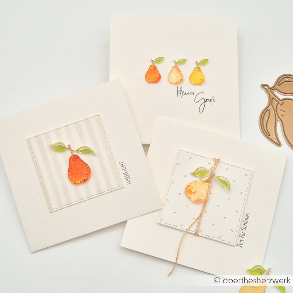 Drei handgefertigte Grußkarten mit Birnenmotiven und deutschem Text, die sich durch warme Farben und filigrane Details auszeichnen – die perfekte Inspiration, wenn Sie Bastelfolie lieben oder sich einmal daran versuchen möchten, Schlüsselanhänger mit passenden Motiven selbst zu basteln.