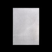 Ein leeres Blatt silbernes Strukturpapier, das sich perfekt zum Selbergestalten von Anhängern mit Schrumpffolie eignet, ist auf einem einfarbigen schwarzen Hintergrund zentriert.