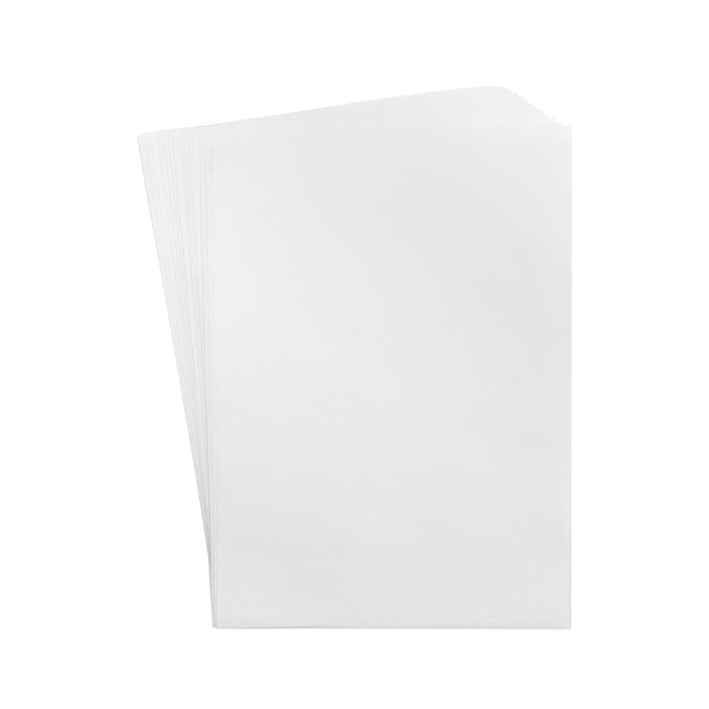 Ein Stapel leerer weißer Druckerpapierbögen im DINA4-Format, aufgefächert, vor einem weißen Hintergrund.