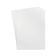 Ein Stapel leerer weißer Druckerpapierbögen im DINA4-Format, aufgefächert, vor einem weißen Hintergrund.