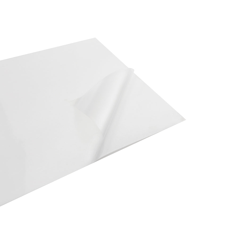 Ein weißes Blatt im DINA4-Format, bei dem eine Ecke teilweise abgezogen ist, sodass die klebrige Rückseite zum Vorschein kommt, die an Washi-Klebeband erinnert – ideal für den Einsatz mit einem Tintenstrahldrucker.