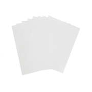 Acht leere weiße Papierbögen sind auf einem weißen Hintergrund fächerförmig angeordnet – ideal für den Einsatz mit einem Laserdrucker oder für kreative Bastelprojekte.
