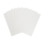 Neun leere weiße Blatt Papier, ideal für Bastelprojekte oder zur Verwendung mit Wasserschiebefolie in einem Tintenstrahldrucker, sind elegant auf einem weißen Hintergrund aufgefächert.