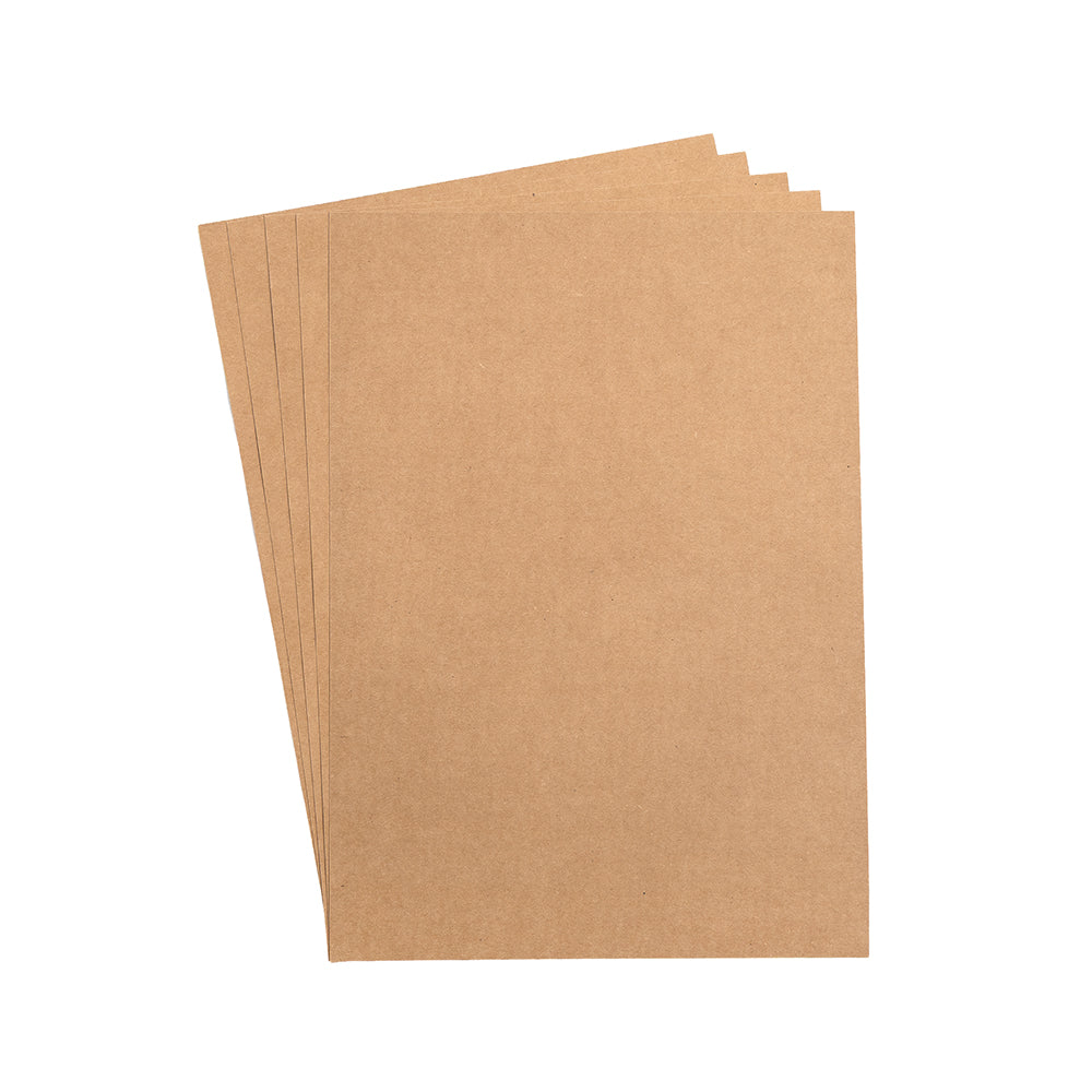 Fünf leere Blätter aus braunem Kraftpapier, die sich perfekt für Bastelprojekte im A4-Format oder zur Herstellung von Karton für Aufkleber eignen, sind leicht fächerförmig auf einem weißen Hintergrund gestapelt.