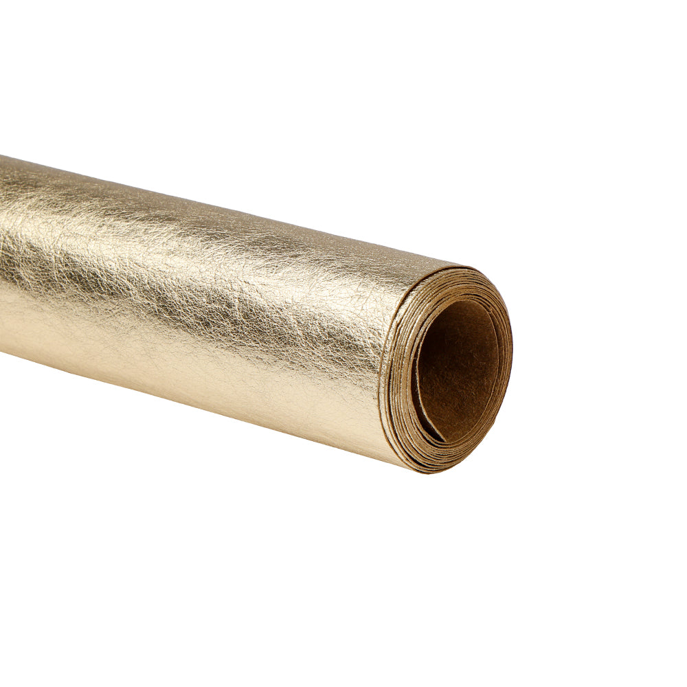 Eine teilweise abgerollte Rolle aus goldglänzendem Metallic-Papier von Alexandra Renke auf weißem Hintergrund.