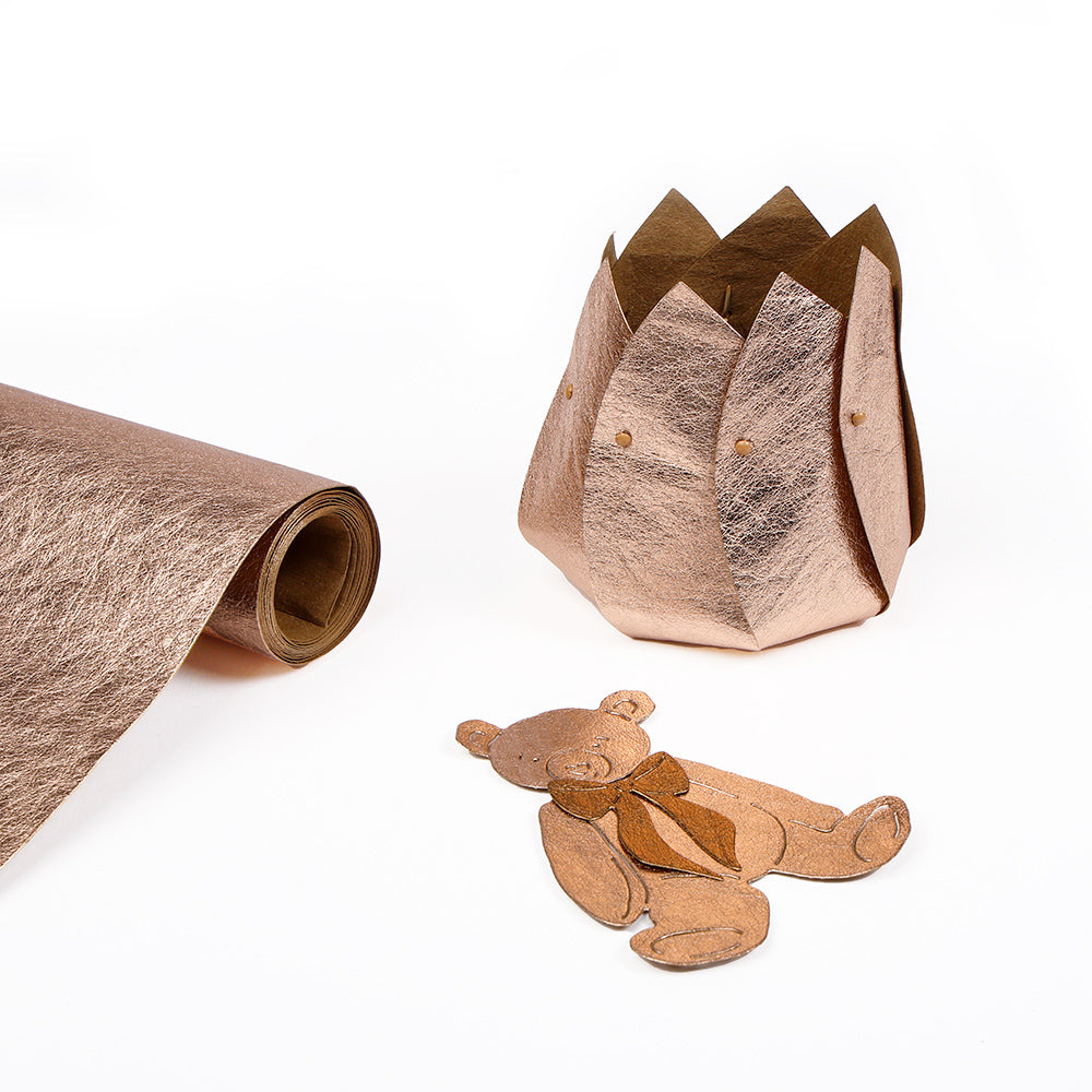 Eine Rolle seidenmatt glänzendes Papier, ein Behälter in Tulpenform und ein Teddybärausschnitt - alles in Roségold von Alexandra Renke - perfekt für Buchbinden oder kreative PAPPpaper-Projekte.