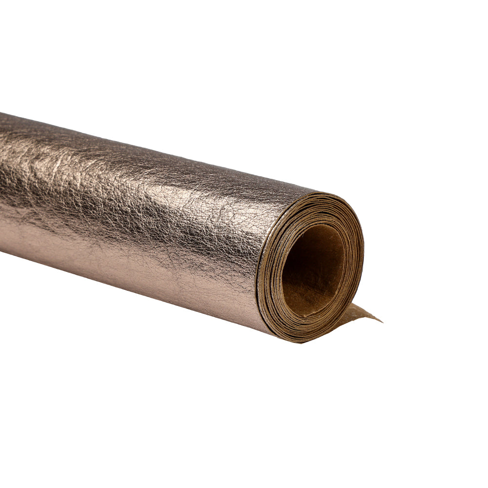 Eine Rolle seidenmatt glänzendes Geschenkpapier in Metallic-Gold von Alexandra Renke auf weißem Hintergrund.
