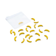 Zwanzig kleine gelbe Bananen-Anhänger von Alexandra Renke sind neben einem durchsichtigen Beutel mit Reißverschluss auf weißem Hintergrund verstreut.