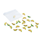 Alexandra Renke Obst Charm-Schmuckstücke in Form von Wassermelonen- und Taco-Stücken liegen verstreut neben einem durchsichtigen Beutel mit Reißverschluss.