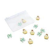 Zehn kleine Anhänger von Alexandra Renke in Form von grünen Schleifen und gelben Körbchen bilden dieses entzückende Anhänger-Set, das zusammen mit einem mattierten Beutel mit Reißverschluss verpackt ist.