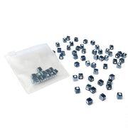 Kleine blaue glasierte Keramikperlen von Alexandra Renke verstreut neben einem halbtransparenten Kunststoffbeutel auf weißem Hintergrund, perfekt zur Schmuckherstellung.