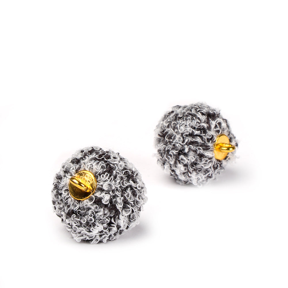 Zwei runde, strukturierte grau-weiße Alexandra Renke Fellperlen-Ohrringe mit goldener Rückseite werden auf weißem Hintergrund gezeigt - ideal als Inspiration für einzigartige Bastelprojekt Schmuckdesigns.