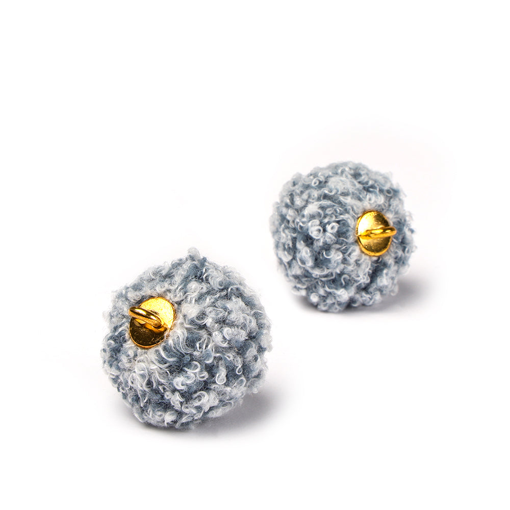 Ein Paar runde, strukturierte graue Ohrringe mit goldenen Metallspangen von Alexandra Renke auf weißem Hintergrund - perfekt für einzigartige Schmuckdesigns oder Ihr nächstes Bastelprojekt.