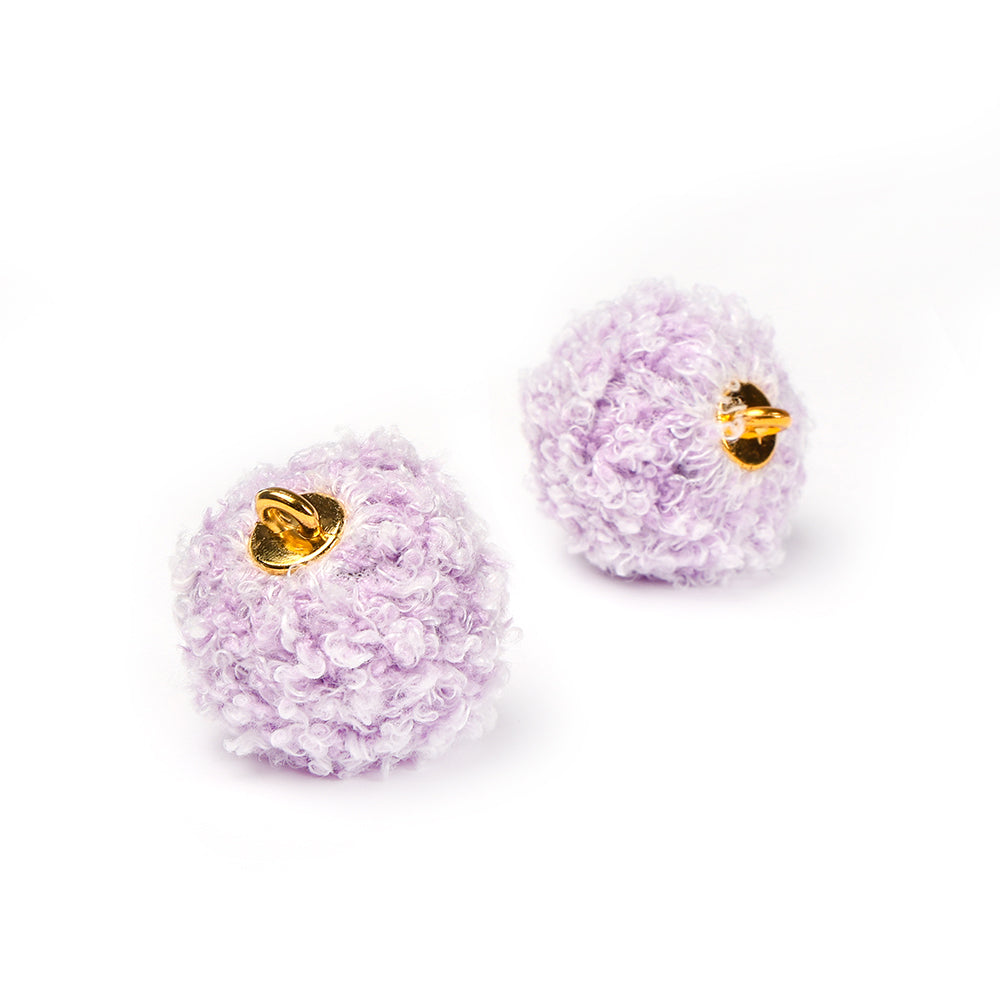 Ein Paar lavendelfarbene, strukturierte Ohrstecker mit goldenen Fassungen von Alexandra Renke auf weißem Hintergrund - ideal für einzigartige Schmuckdesigns oder Ihr nächstes Bastelprojekt.