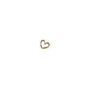 Ein kleiner, goldener, herzförmiger Anhänger von Alexandra Renke ist auf einem schlichten weißen Hintergrund zentriert - perfekt, um Ihrer Schmuck- oder Charms-Sammlung einen Hauch von Eleganz zu verleihen.