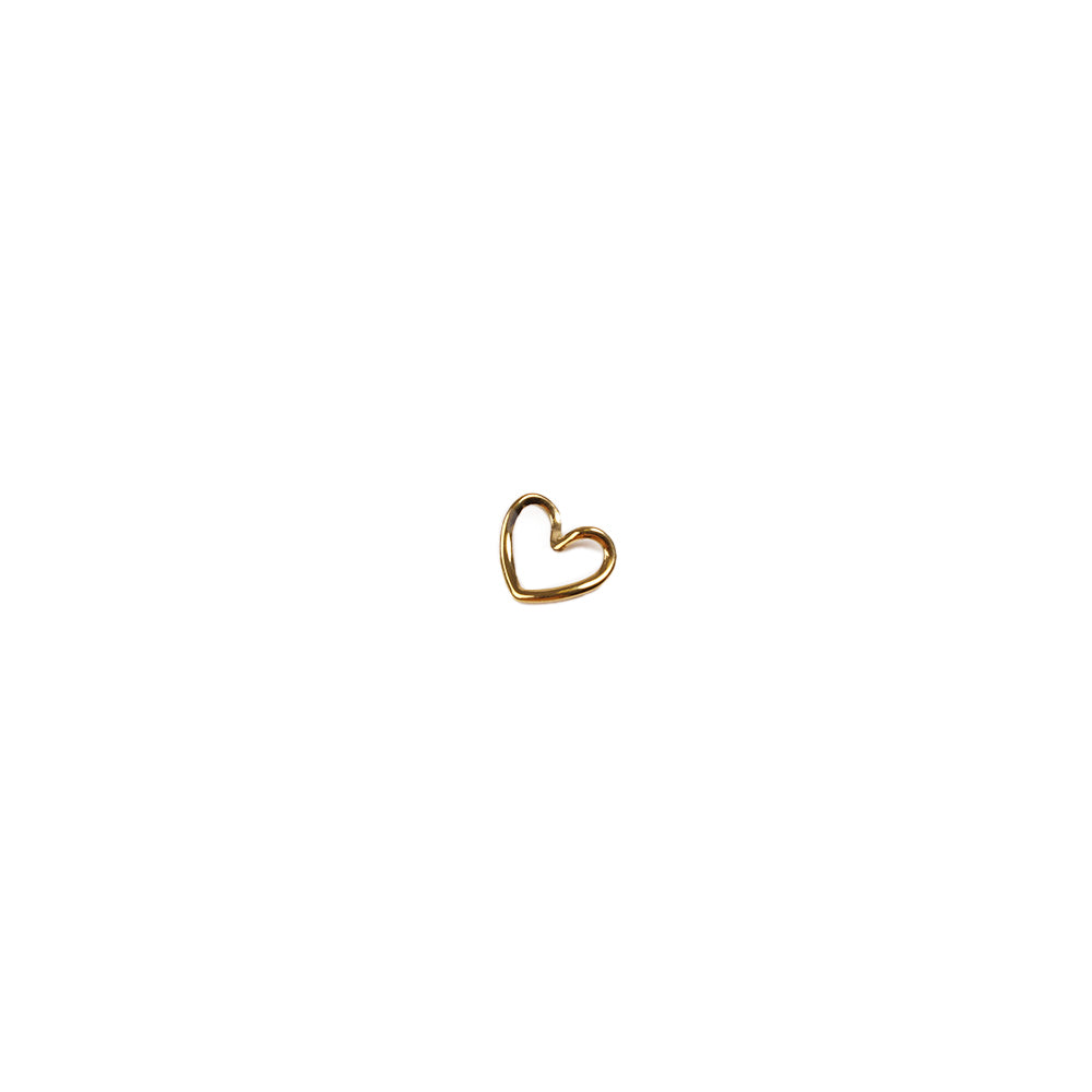Ein kleiner, goldener, herzförmiger Anhänger von Alexandra Renke ist auf einem schlichten weißen Hintergrund zentriert - perfekt, um Ihrer Schmuck- oder Charms-Sammlung einen Hauch von Eleganz zu verleihen.