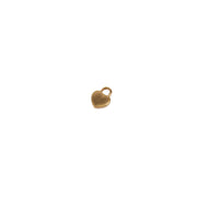 Alexandra Renke goldener Schmuck-Anhänger in Herzform mit oberer Schlaufe auf weißem Hintergrund.
