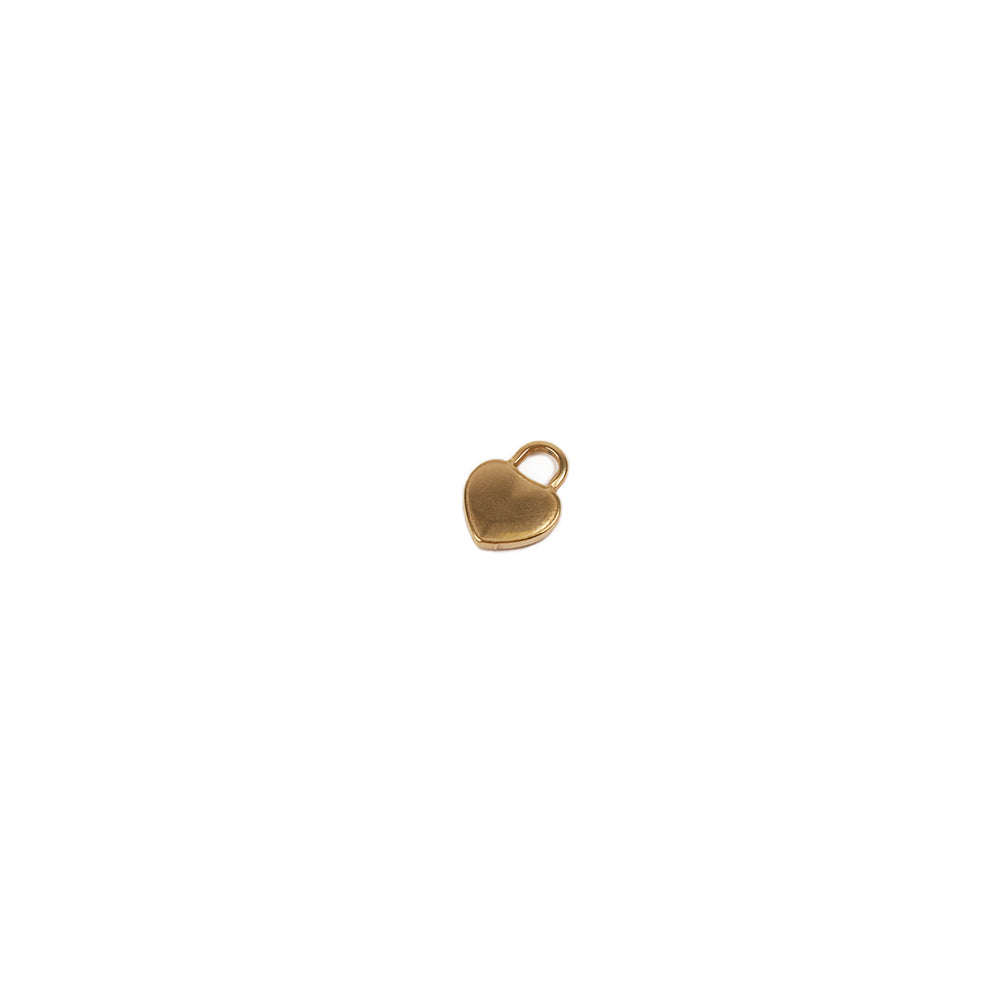 Alexandra Renke goldener Schmuck-Anhänger in Herzform mit oberer Schlaufe auf weißem Hintergrund.
