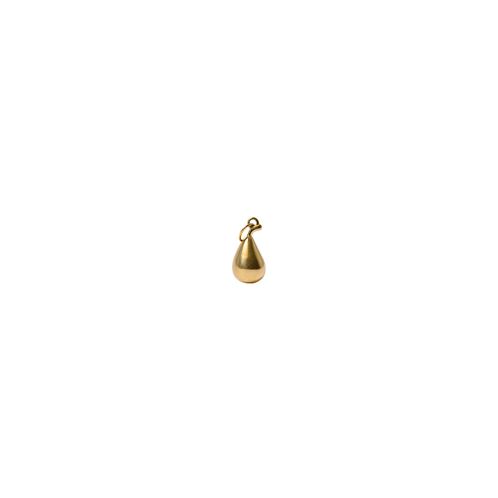 Kleiner goldener Anhänger in Tropfenform mit einer Öse oben, zentriert auf weißem Hintergrund.