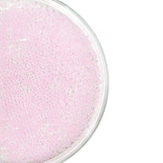 Rosa, durchscheinende Mini-Glasperlen sind in einer durchsichtigen, runden Schale vor weißem Hintergrund verteilt und eignen sich somit perfekt als Bastelzubehör für die Schmuckherstellung und kreative Projekte.