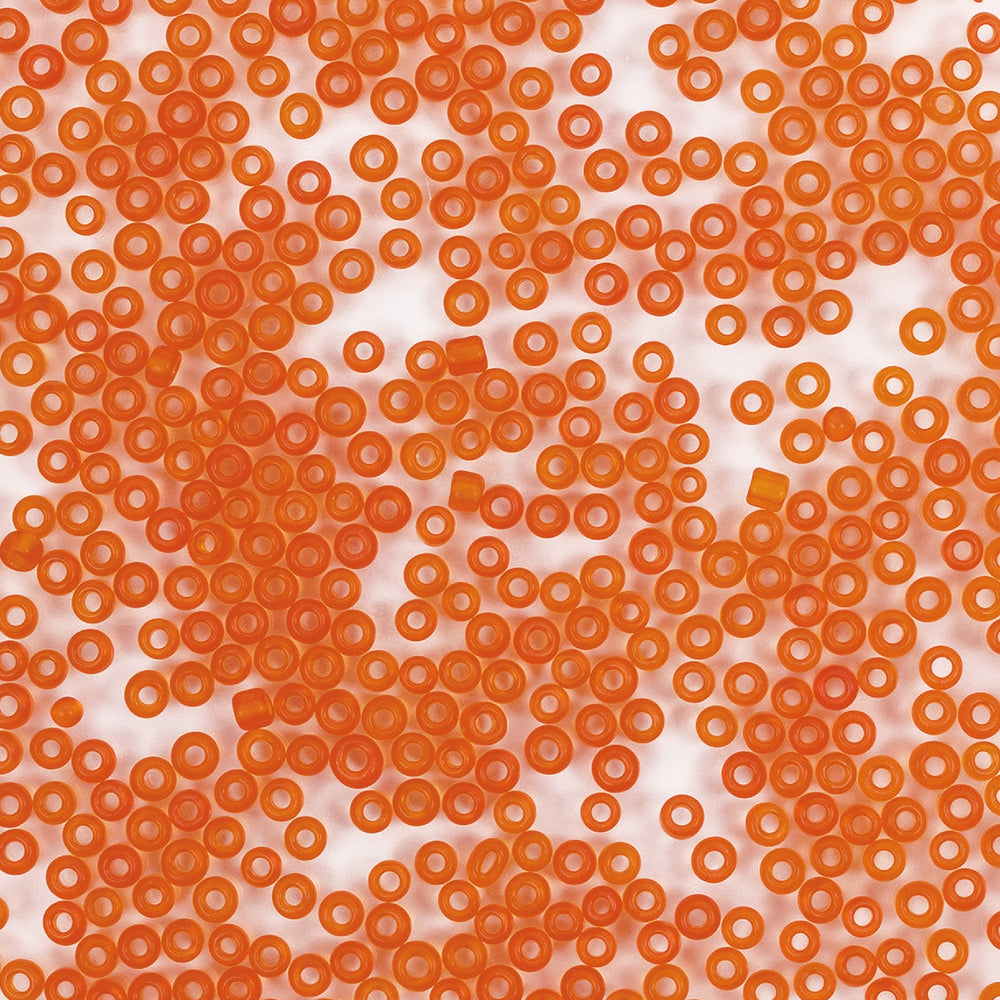Viele kleine, runde, orangefarbene Mini-Glasperlen sind auf einer weißen Fläche verstreut – von oben betrachtet – ideal für Bastelprojekte oder alle, die gerne Schmuck basteln.