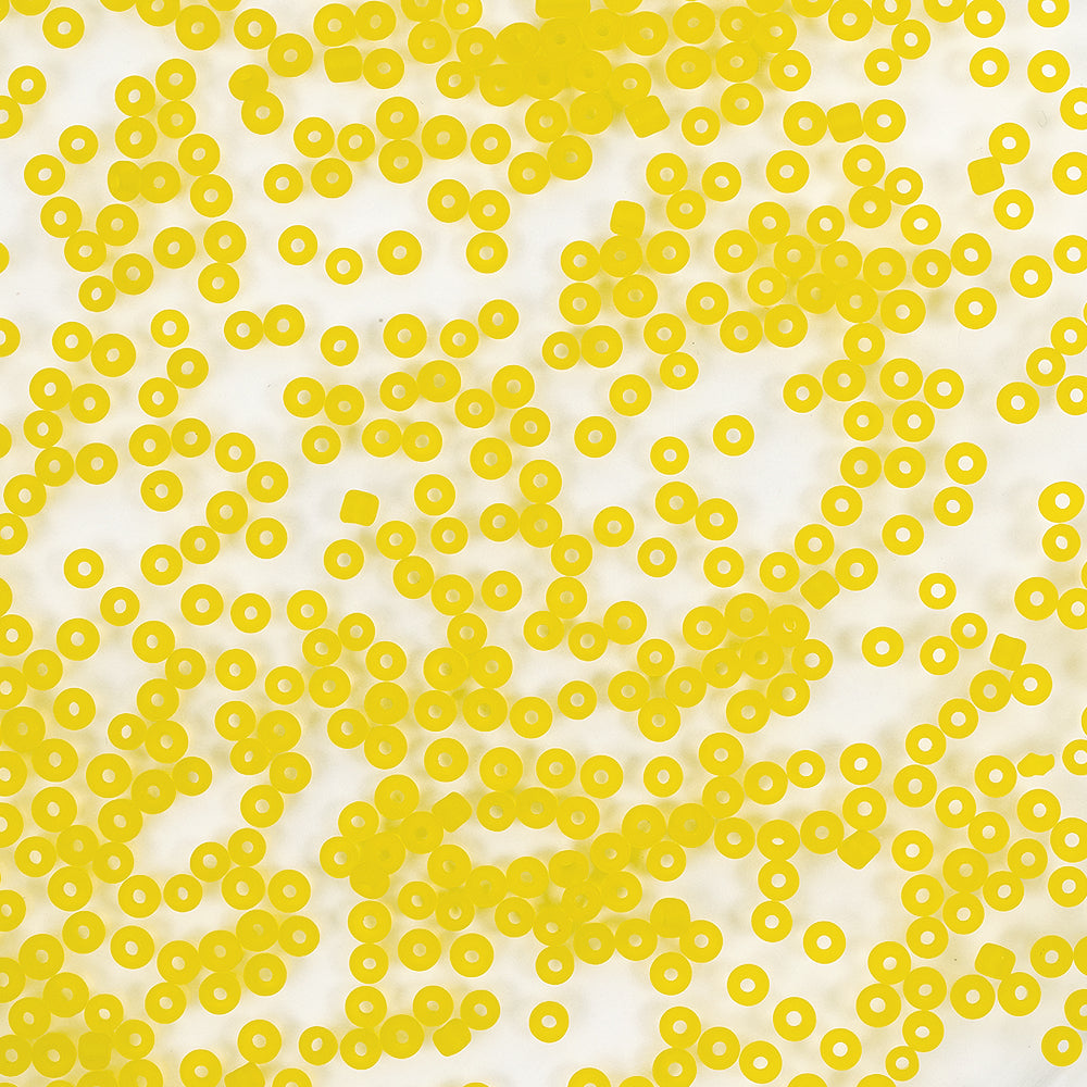 Zahlreiche kleine, leuchtend gelbe, runde Mini-Glasperlen sind auf einer weißen Fläche verteilt – ideal zum Schmuckbasteln und für kreative Bastelprojekte.
