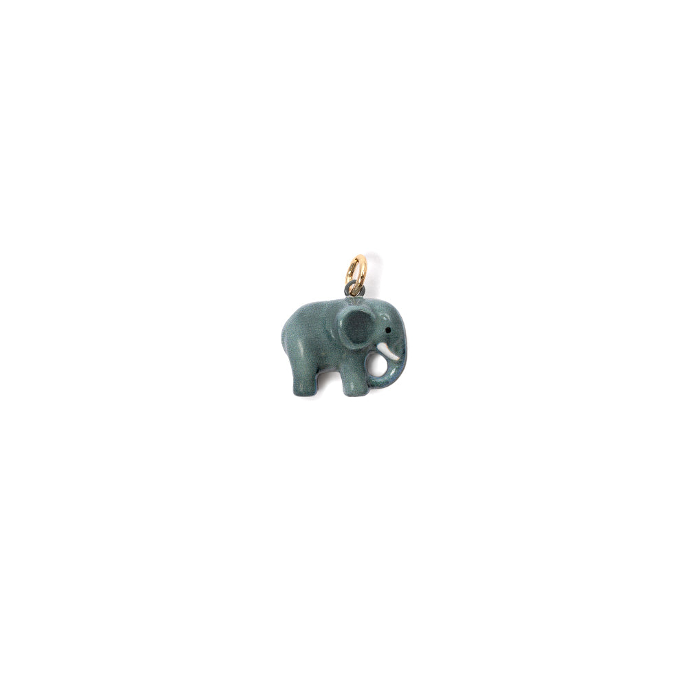 Kleiner grauer Anhänger in Form eines Elefanten mit einer goldenen Öse auf dem Rücken, mittig auf weißem Hintergrund; dieser entzückende Tier-Anhänger ist die perfekte Ergänzung für Ihre Charms- und Schmuck-Sammlung.