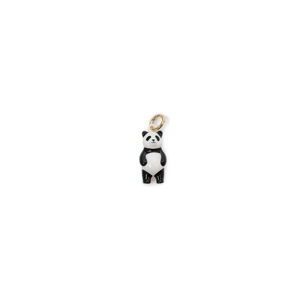 Dieses kleine, bezaubernde und verspielte Schmuckstück in Form eines Pandas ist mit einer goldenen Öse versehen und eignet sich somit hervorragend als niedlicher Tier-Charm auf weißem Hintergrund.