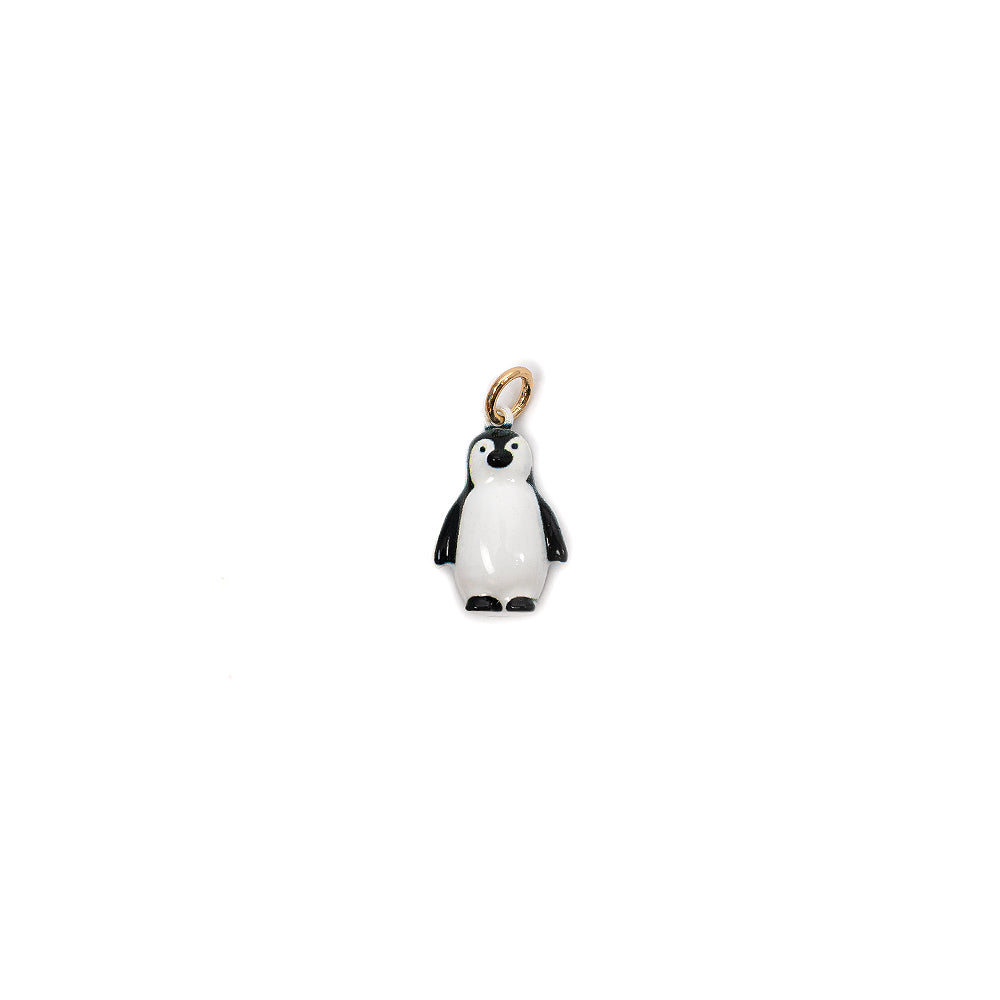 Kleiner Tieranhänger in Pinguinform mit einer goldenen Öse, isoliert auf weißem Hintergrund.
