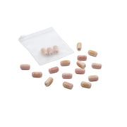 Kleine beige- und rosafarbene zylindrische Perlen, die sich perfekt zum Schmuck basteln oder Perlen basteln eignen, liegen verstreut neben einem teilweise geöffneten, durchsichtigen Beutel mit Reißverschluss.
