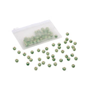 Kleine grüne Perlen liegen verstreut neben einem durchsichtigen Beutel mit Reißverschluss, der weitere handgefertigte Perlen enthält – perfekt für alle, die selbst Schmuck herstellen möchten und eine Vorliebe für glasierte Keramikperlen haben.