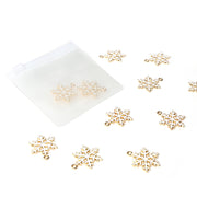 Die goldenen Schneeflocken-Anhänger von Alexandra Renke befinden sich in einem durchsichtigen Reißverschlussbeutel mit zwei Anhängern, perfekt, um Ihren Buchbindearbeiten oder Bastelprojekten Glanz zu verleihen.