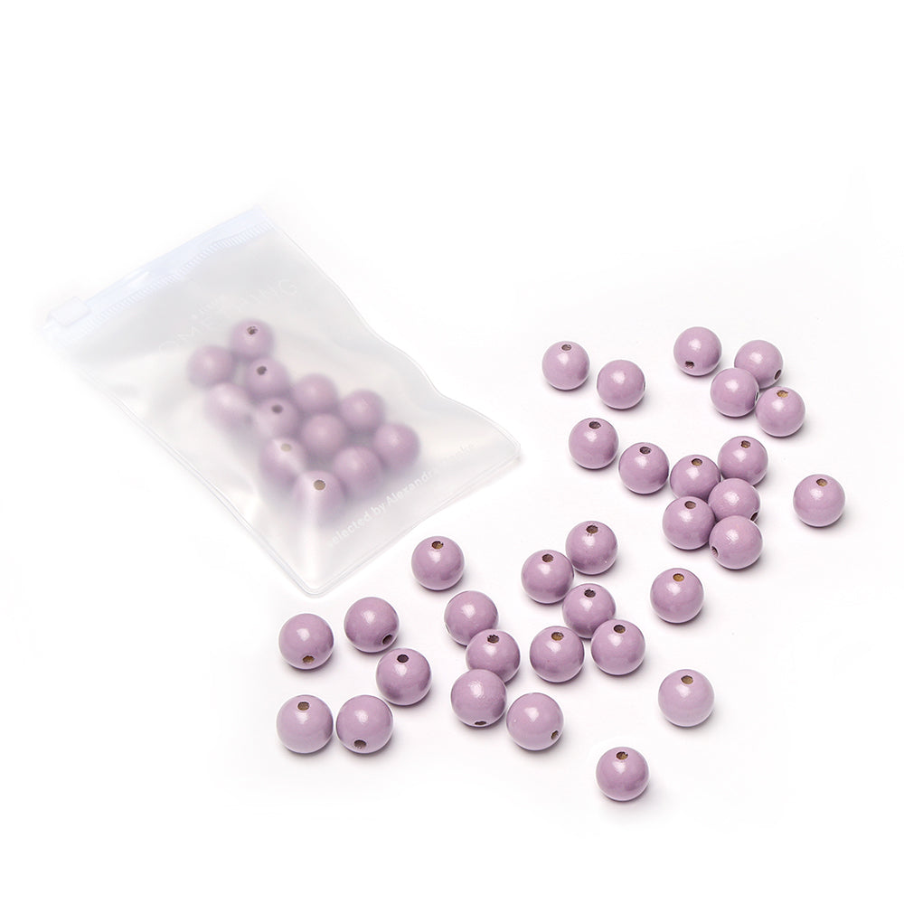 Hellviolette, runde Holzperlen von Alexandra Renke – teils verstreut, teils in einem durchsichtigen, wiederverschließbaren Plastikbeutel – auf weißem Hintergrund. Perfekt für Ihr nächstes Bastelprojekt mit nachhaltig gewonnenem Holz.