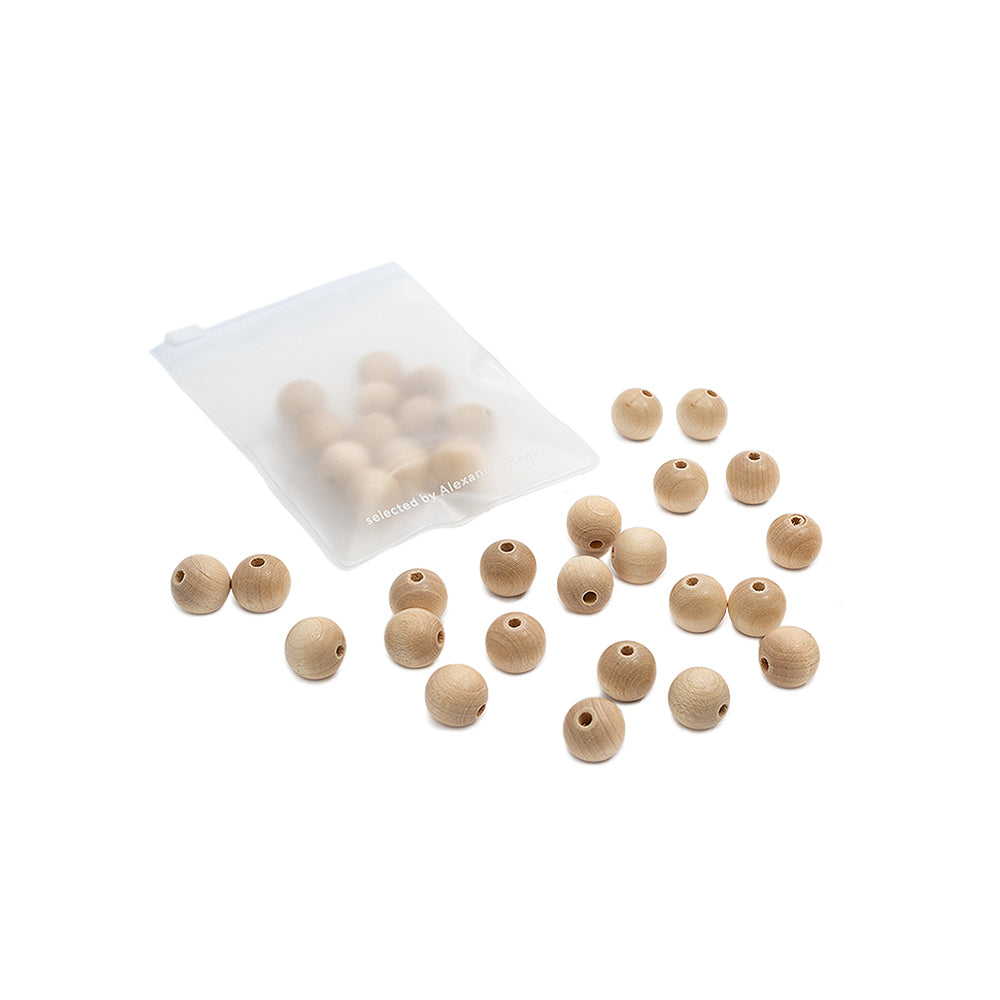 Zwanzig Holzperlen von Alexandra Renke, gefertigt aus nachhaltigem Holz und verpackt in einem durchsichtigen Beutel – ideal für DIY-Schmuckprojekte, hier auf weißem Hintergrund abgebildet.