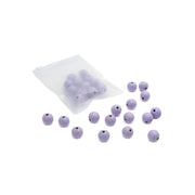 Ein kleines Säckchen mit violetten, runden Holzperlen von Alexandra Renke mit Löchern, ideal für DIY-Schmuckprojekte, wobei einige Perlen außerhalb des Säckchens auf weißem Hintergrund verstreut sind.