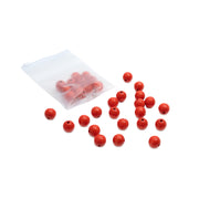 Rote, runde Perlen, lose verpackt, teilweise in einem kleinen, durchsichtigen, wiederverschließbaren Beutel auf weißem Hintergrund – perfekte Holzperlen von Alexandra Renke für Ihr nächstes Bastelprojekt. Diese Perlen werden aus nachhaltigem Holz gefertigt und sind somit eine umweltfreundliche Wahl für kreative Gestaltungen.