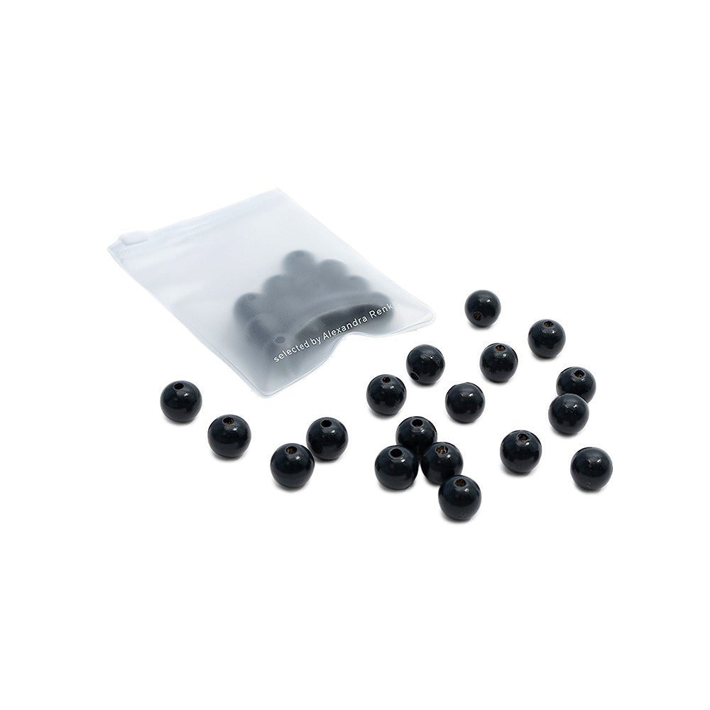 Kleine, schwarze, runde Holzperlen von Alexandra Renke sind in einem durchsichtigen, wiederverschließbaren Plastikbeutel auf weißem Hintergrund verstreut – perfekt für Ihr nächstes Bastelprojekt mit nachhaltigem Holz.