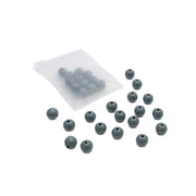 Siebzehn runde, graue Holzperlen von Alexandra Renke liegen verstreut da, und im Hintergrund befinden sich weitere Perlen in einem mattierten Plastikbeutel – perfekt für jedes Bastelprojekt oder jede kreative Arbeit aus nachhaltigem Holz.