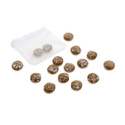 Ein kleines, durchsichtiges Säckchen enthält braune, runde Bonbons mit weißen Flecken – sie sehen aus wie matte Glasperlen und eignen sich perfekt für DIY-Projekte von Alexandra Renke.