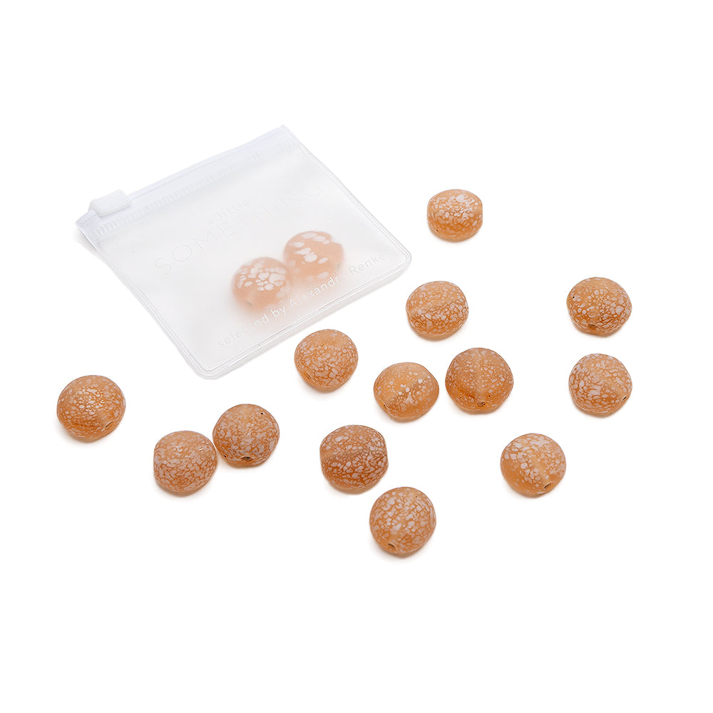 Dreizehn runde, braune Alexandra-Renke-Bonbons mit weißen Sprenkeln sind neben einem kleinen durchsichtigen Beutel mit Reißverschluss auf weißem Hintergrund abgebildet – die perfekte Inspiration für DIY-Projekte oder zur Kombination mit matten Glasperlen und runden Glasperlen bei Ihrem nächsten kreativen Vorhaben.