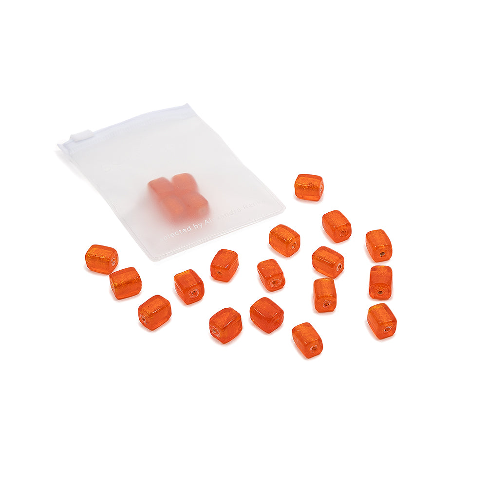Orangefarbene Ohrstöpsel, verstreut neben einem durchsichtigen, wiederverschließbaren Beutel auf weißem Hintergrund – ideal, um Ihre DIY-Projekte zu organisieren oder Kleinigkeiten wie Glasperlen und Metalleinschlüsse mühelos aufzubewahren.