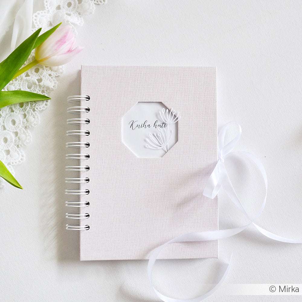 Weißes Spiralnotizbuch von Alexandra Renke mit Tulpenblüten, Spitze und weißem Lesebändchen - in Buchbindetechnik gefertigt für ein elegantes Finish auf weißer Oberfläche.