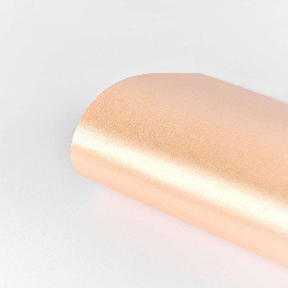 Eine Rolle ☆ hellgoldenes Schimmer-Papier (310 g/m²) auf einfarbig weißem Hintergrund.