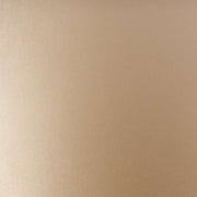 Die glatte, gold-metallisch strukturierte Oberfläche weist einen subtilen Hell-Dunkel-Verlauf auf und strahlt extravagante Eleganz aus - perfekt für exquisite Papierkunst und Designs, die einen luxuriösen Touch brauchen.
