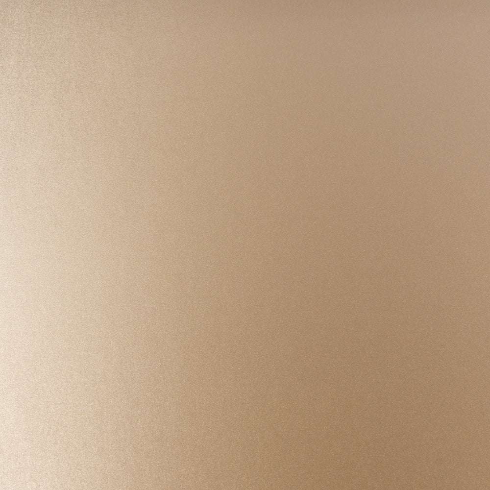 Die glatte, gold-metallisch strukturierte Oberfläche weist einen subtilen Hell-Dunkel-Verlauf auf und strahlt extravagante Eleganz aus - perfekt für exquisite Papierkunst und Designs, die einen luxuriösen Touch brauchen.