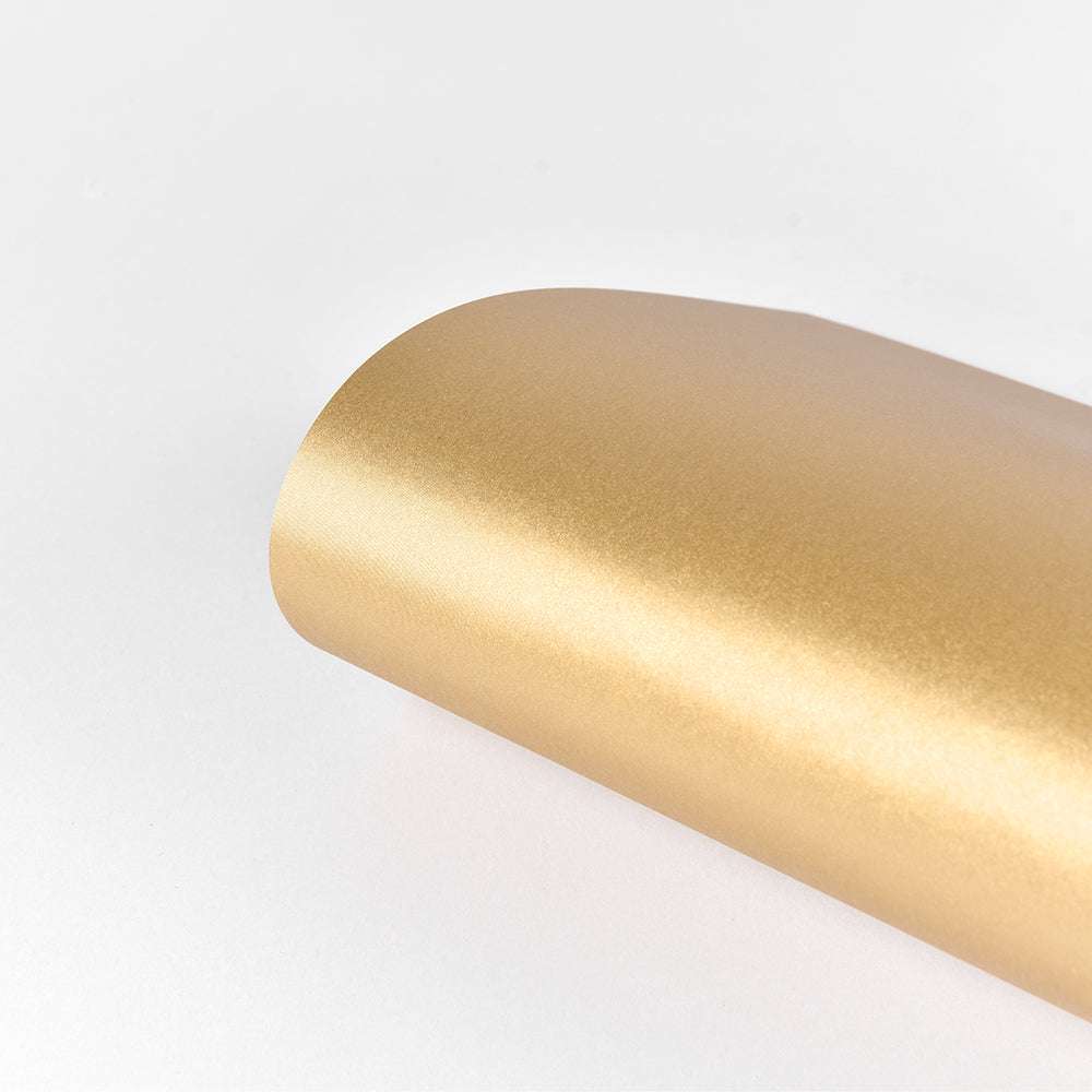 Ein gerolltes Blatt ☆ Schimmer-Effekt Papier, 310 g/m², goldmetallic, auf weißem Hintergrund.
